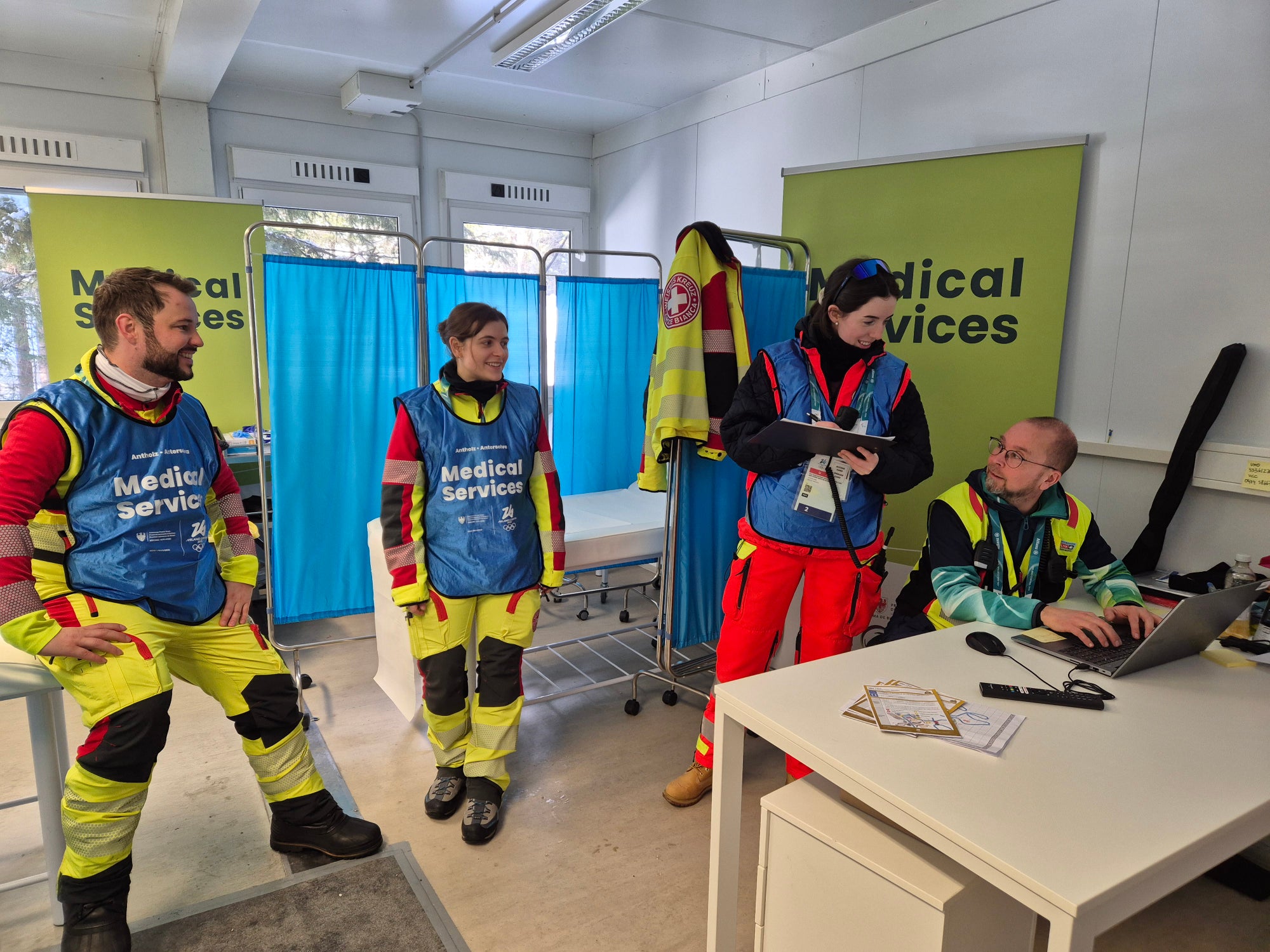 v.l.n.r.: Bernhard Aichner (Weißes Kreuz), Laura Kuen (Weißes Kreuz), Verena Moling (Krankenpflegerin) und Werner Calliari (Arzt Nai)