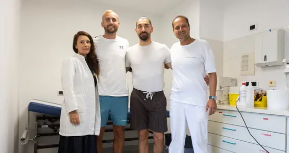 Pflegekoordinatorin Laura Rech, Fabian Tait, Silvio Merkaj und der Sportmediziner Dr. Elio Assisi, (Foto: Sabes)