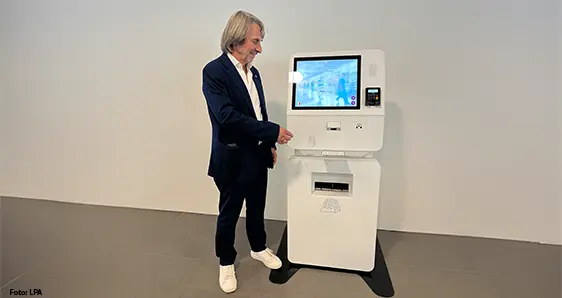 L'Assessore provinciale Hubert Messner testa i nuovi totem self-service (Foto: USP/Viktoria Huber)
