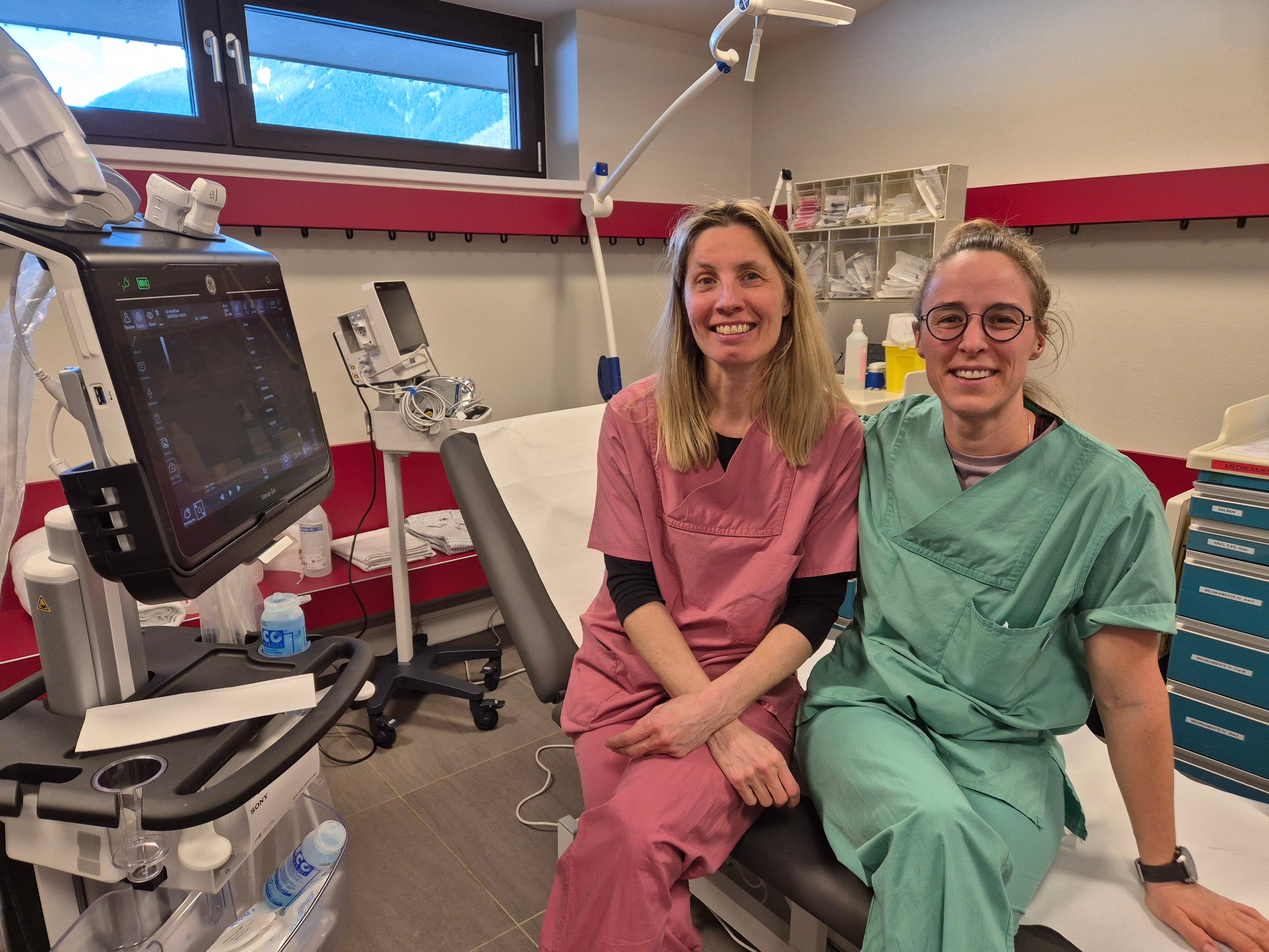 v.l.n.r.: Ingrid Gomig (Ärztin Abt. Medizin KH Brixen), Anna Verginer (Krankenpflegerin medizinische u. chirurgische Notaufnahme KH Bozen)