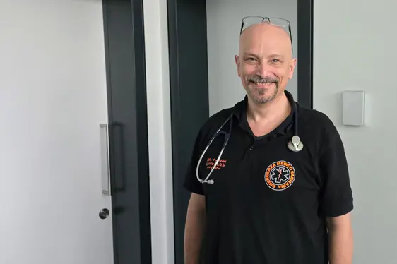 Der Nephrologe und Internist, Dr. Fanni Canelles, arbeitet in der Notaufnahme des Krankenhauses Meran