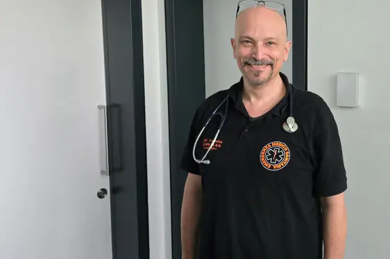Der Nephrologe und Internist, Dr. Fanni Canelles, arbeitet in der Notaufnahme des Krankenhauses Meran