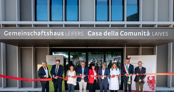Hubert Messner: Abbiamo realizzato e attrezzato la nuova Casa della Comunità, evoluzione del Distretto socio-sanitario, secondo i requisiti della moderna assistenza sanitaria, affinché le persone possano ricevere cure e assistenza in modo integrato, vicino a casa e in tempi rapidi . (Foto: USP/Fabio Brucculeri)