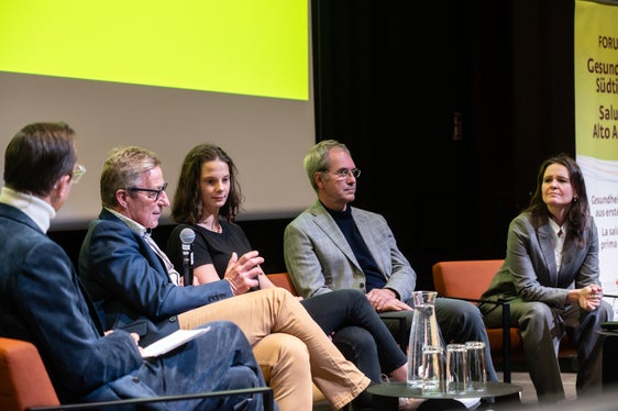 Gespräch am runden Tisch mit: v.l. Moderator Thomas Vonmetz, Primar Andreas Schwarz, Physiotherapeutin Thea Leiter, Primar Michael Memminger und Primarin Bettina Wachtler (Foto: Ivo Corrà)