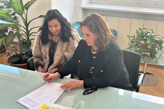 Unterzeichnung des Einvernehmensprotokolls von links: Isabella Mastrobuono und Emanuela Pedevilla
