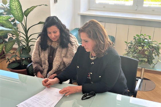 Unterzeichnung des Einvernehmensprotokolls von links: Isabella Mastrobuono und Emanuela Pedevilla