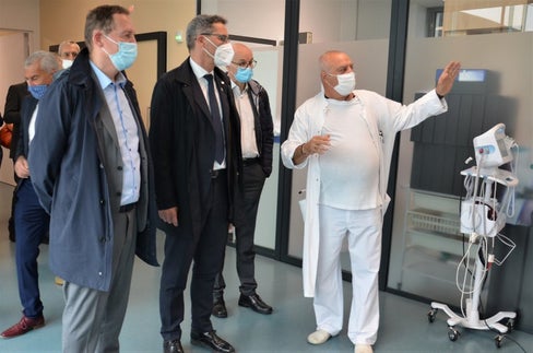 Durante una visita al Pronto soccorso, il primario, Norbert Pfeifer (a destra), ha informato il presidente Kompatscher (al centro) e l'assessore all'edilizia Bessone (a sinistra) sui lavori di ristrutturazione completati (Foto: ASP)