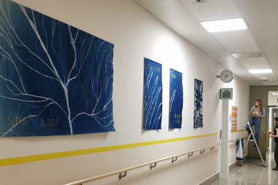 Die Künstlerinnen Monica Smaniotto und Nadia Tamanini drapieren ihre Werke im Korridor/Wartezimmer der psychiatrischen Abteilung des Landeskrankenhauses Bozen - Foto Samira Mosca