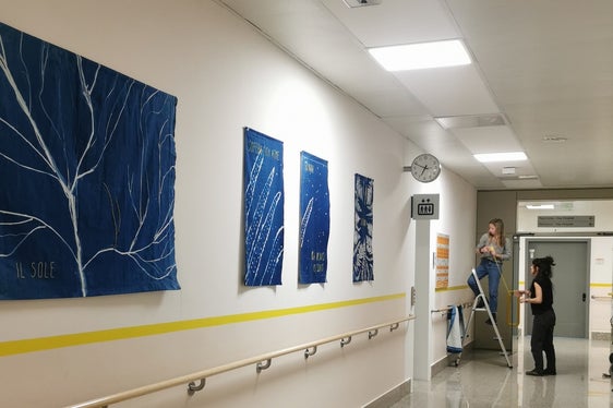 Die Künstlerinnen Monica Smaniotto und Nadia Tamanini drapieren ihre Werke im Korridor/Wartezimmer der psychiatrischen Abteilung des Landeskrankenhauses Bozen - Foto Samira Mosca