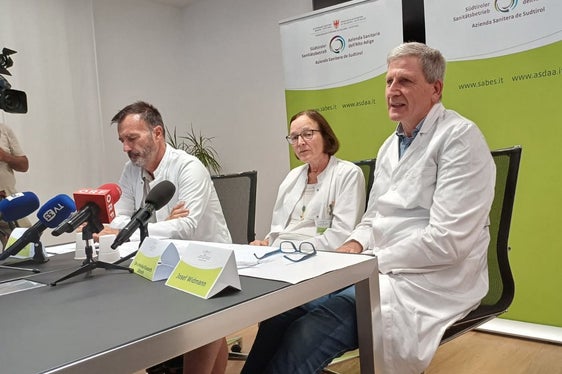 (v.l.) Pierpaolo Bertoli, Sanitätskoordinator Gesundheitsbezirk Bozen, Monika Elisabeth Zäbisch, geschäftsführende ärztliche Direktorin Krankenhaus Bozen, Josef Widmann, Sanitätsdirektor Südtiroler Sanitätsbetrieb