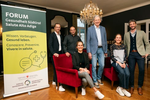 Da sin. Thomas Vonmetz (moderatore), dott. Thomas Völkl, Barbara Amhof, Direttore sanitario dott. Josef Widmann, dott.ssa Greta Haselrieder, dott. Daniel Neunhäuserer (Foto Ivo Corrà)