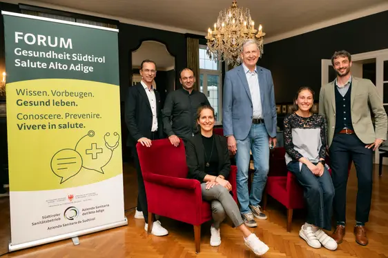 V.l. Thomas Vonmetz (Moderator), Dr. Thomas Völkl, Barbara Amhof, Sanitätsdirektor Dr. Josef Widmann, Dr.in Greta Haselrieder, Dr. Daniel Neunhäuserer (Foto Ivo Corrà)