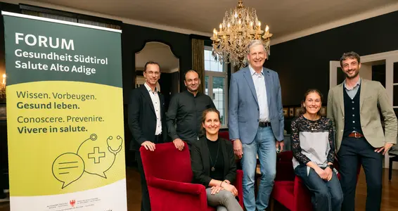 V.l. Thomas Vonmetz (Moderator), Dr. Thomas Völkl, Barbara Amhof, Sanitätsdirektor Dr. Josef Widmann, Dr.in Greta Haselrieder, Dr. Daniel Neunhäuserer (Foto Ivo Corrà)