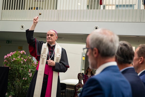 Bischof Ivo Muser segnete die Neue Klinik (Foto: LPA/Fabio Brucculeri)