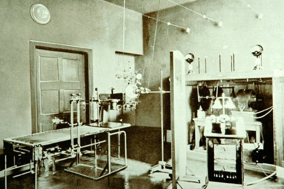 Die für die damalige Zeit modernste Röntgenanlage in Italien stand im Krankenhaus Brixen (Foto: Archiv Hartmuth Staffler)