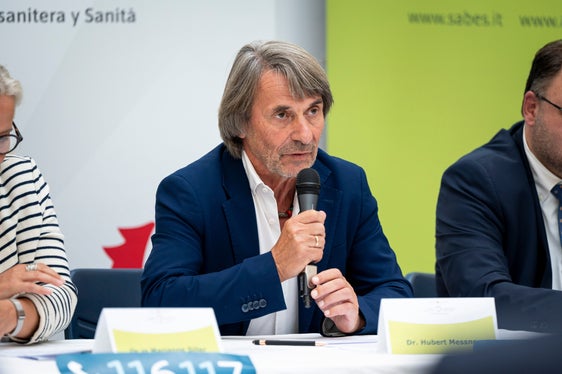 Mit der Gesundheitshotline 116117 schaffen wir einen einfachen und gut vernetzten Zugang zur Gesundheitsversorgung. Patientinnen und Patienten erhalten unkompliziert rasch Rat und Orientierung und gelangen schneller zur richtigen Hilfe, betont Gesundheitslandesrat Hubert Messner. (Foto: LPA/Fabio Brucculeri)
