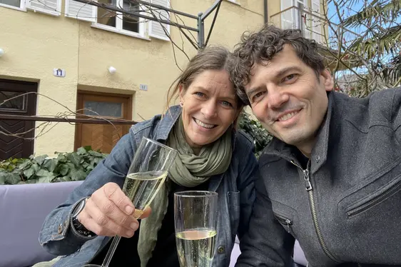 D. und seine Frau feiern den ersten Jahrestag der Transplantation