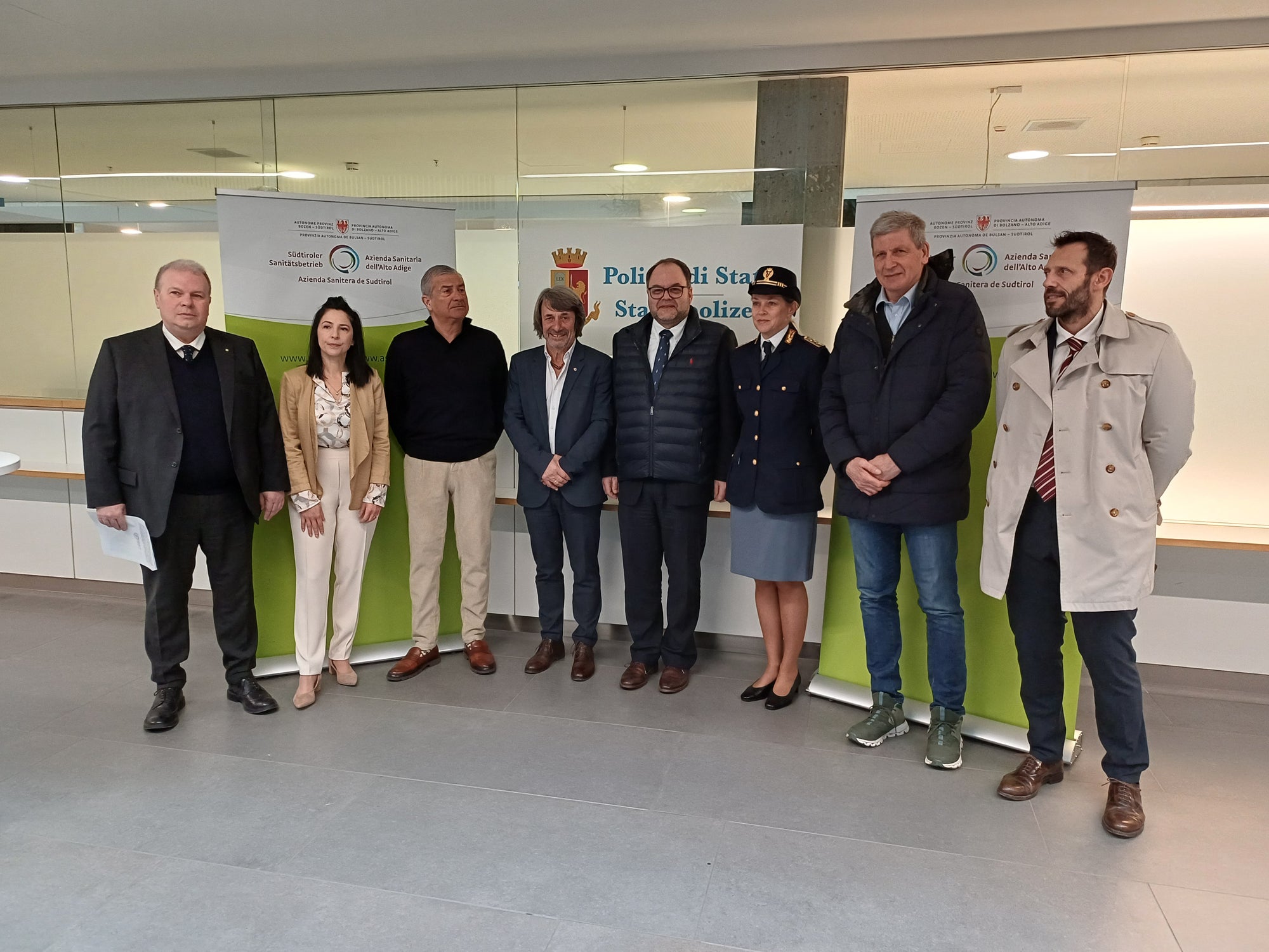 Questore Paolo Sartori, Dott.ssa Stefania Bertolami, Dott. Umberto Tait, Dott. Hubert Messner, Dott. Christian Kofler, Sovraintendente capo Cindy Oberhöller, Dott. Josef Widmann, Dott. Luca Armanaschi