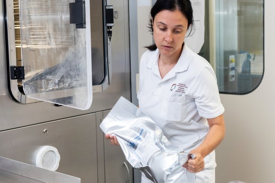 Das sogenannte sterile Galeniklabor ist ein hochsensibler Bereich. Hier werden an den jeweiligen Patienten angepasste Infusionslösungen zubereitet, wie Chemotherapien für onkologische Patienten, aber auch parenterale – künstliche – Ernährung, etwa für Intensivpatienten. Im Bild die fertigen Nahrungsbeutel. (Foto: Ivo Corrà)