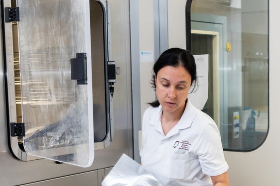 Das sogenannte sterile Galeniklabor ist ein hochsensibler Bereich. Hier werden an den jeweiligen Patienten angepasste Infusionslösungen zubereitet, wie Chemotherapien für onkologische Patienten, aber auch parenterale – künstliche – Ernährung, etwa für Intensivpatienten. Im Bild die fertigen Nahrungsbeutel. (Foto: Ivo Corrà)