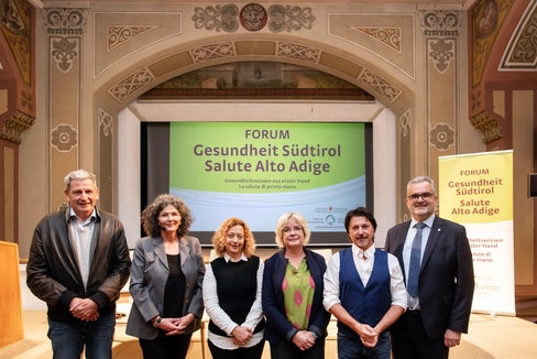 Gruppenbild: v.l. Sanitätsdirektor Josef Widmann, Sabina Frei, Patrizia Corazza, die Referierenden Bettina Meraner und Martin Fronthaler sowie Ressortdirektor Michael Mayr (Foto: Ivo Corrà)