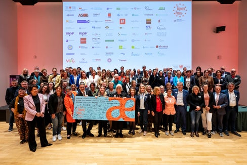 69 Organisationen sind gemeinsam mit Land Südtirol, Gemeinde Bozen, Freier Universität Bozen und dem Südtiroler Sanitätsbetrieb die Verpflichtung eingegangen, Frauen mehr Sichtbarkeit zu verleihen. (Foto: LPA/Fabio Brucculeri)