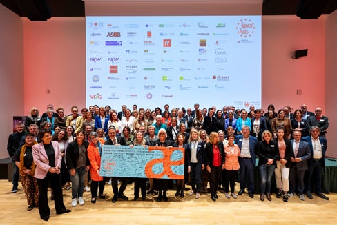 69 Organisationen sind gemeinsam mit Land Südtirol, Gemeinde Bozen, Freier Universität Bozen und dem Südtiroler Sanitätsbetrieb die Verpflichtung eingegangen, Frauen mehr Sichtbarkeit zu verleihen. (Foto: LPA/Fabio Brucculeri)