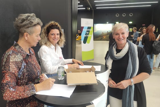 Die Pflegedirektorin Marianne Siller mit zwei Mitarbeiterinnen