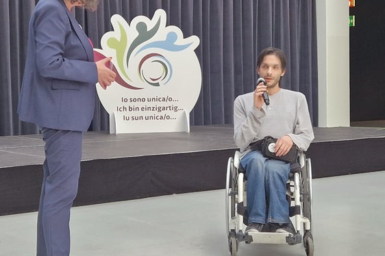 Fabiano Marchese erzählte von seiner Arbeit im Postamt. (Foto: Sabes)