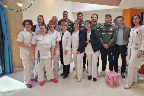 Eine Delegation des FC Südtirols besuchte die Abteilung für Pädiatrie am Landeskrankenhaus Bozen (Foto: Sabes/VS)