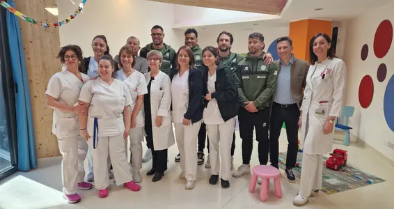 Una delegazione dell’FC Südtirol ha fatto visita al Reparto di Pediatria dell’Ospedale provinciale di Bolzano (Foto: Asdaa/VS)
