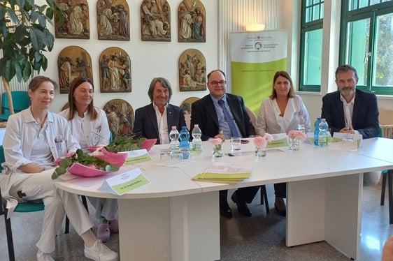 Landesrat Dr. Hubert Messner: Es ist wichtig, Frauen in Führungspositionen sichtbar zu machen, v.l.n.r.: Dr.in Ingrid Ruffini, Dr.in Stefania Pilloni, Landesrat Dr. Hubert Messner, Generaldirektor Dr. Christian Kofler, Bezirksdirektorin Dr.in Irene Pechlaner und der stellv. Sanitätsdirektor Dr. Pierpaolo Bertoli