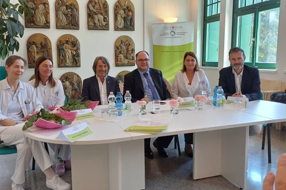 Landesrat Dr. Hubert Messner: Es ist wichtig, Frauen in Führungspositionen sichtbar zu machen, v.l.n.r.: Dr.in Ingrid Ruffini, Dr.in Stefania Pilloni, Landesrat Dr. Hubert Messner, Generaldirektor Dr. Christian Kofler, Bezirksdirektorin Dr.in Irene Pechlaner und der stellv. Sanitätsdirektor Dr. Pierpaolo Bertoli