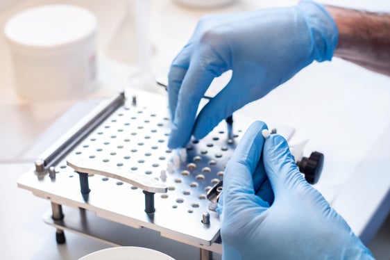 In allen vier Krankenhausapotheken werden maßgeschneiderte Arzneimittel hergestellt, die so auf dem freien Markt nicht erhältlich sind. Dazu gehören Salben, Cremes, spezielle Lösungen, Kapseln oder Desinfektionsmittel. Häufig werden sie speziell für Neugeborene und Kleinkinder angepasst, die Medikamente in sehr kleinen Mengen benötigen. (Foto: Ivo Corrà)