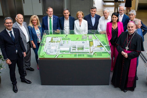 Landeshauptmann und Gesundheitslandesrat Kompatscher (l.) und Bischof Muser (r.) mit politischen Wegbereitern des Projektes und Ehrengästen: (v.l.) Altlandeshauptmann Durnwalder, Landtagspräsidentin Rita Mattei, Bautenlandesrat Bessone, die ehemaligen Landesräte Theiner, Stocker, Widmann (Gesundheit) und Mussner (Bauten), Direktorin des Gesundheitsbezirks Bozen, Pechlaner, Generaldirektor des Südtiroler Gesundheitsbetriebs, Zerzer, der ehemalige Sabes-Generaldirektor Andreas Fabi und Regierungskommissär Vito Cusumano. (Foto: LPA/Fabio Brucculeri)