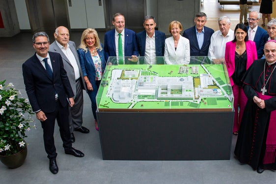 Landeshauptmann und Gesundheitslandesrat Kompatscher (l.) und Bischof Muser (r.) mit politischen Wegbereitern des Projektes und Ehrengästen: (v.l.) Altlandeshauptmann Durnwalder, Landtagspräsidentin Rita Mattei, Bautenlandesrat Bessone, die ehemaligen Landesräte Theiner, Stocker, Widmann (Gesundheit) und Mussner (Bauten), Direktorin des Gesundheitsbezirks Bozen, Pechlaner, Generaldirektor des Südtiroler Gesundheitsbetriebs, Zerzer, der ehemalige Sabes-Generaldirektor Andreas Fabi und Regierungskommissär Vito Cusumano. (Foto: LPA/Fabio Brucculeri)