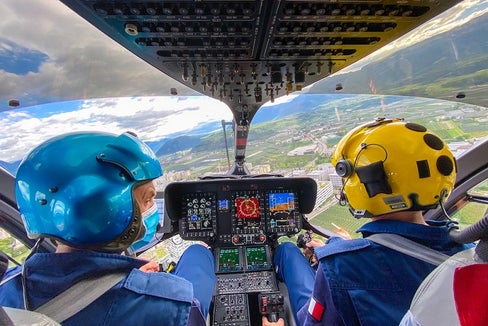 Blick aus einem Notarzthubschrauber beim Anflug auf Bozen