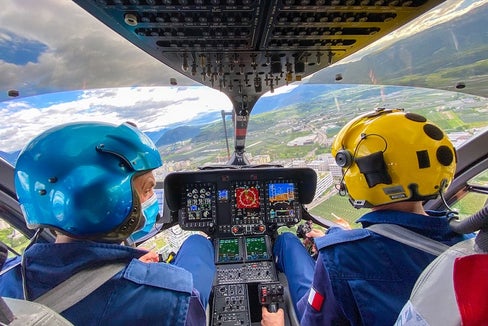 Blick aus einem Notarzthubschrauber beim Anflug auf Bozen