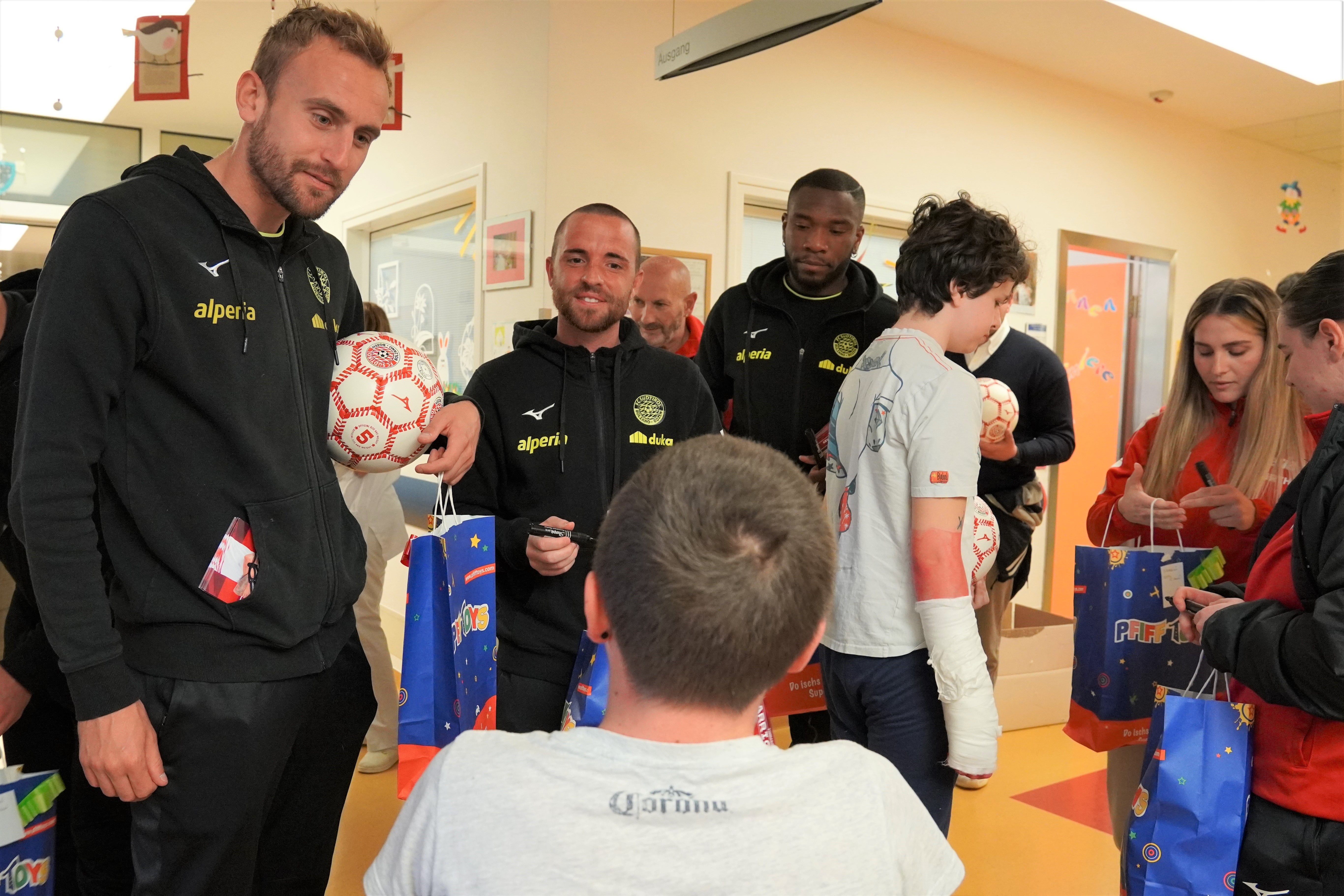 Geschenke und Gadgets werden überreicht