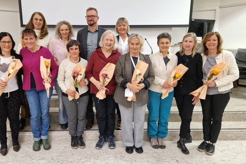 Pflegedirektorin Marianne Siller (5. v. l.) und Pflegeexpertin Barbara Preusse Bleuler (4. v. l.) mit den Projektbegleiterinnen und -begleitern, (Foto: Sabes\Vera Schindler)
