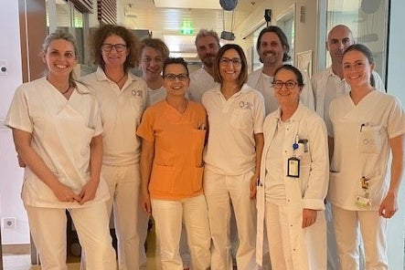 Das Team der Neugeborenenintensivstation mit Kinderchirurg Michele Corroppolo (hinten re.)