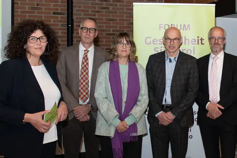 Von links: Moderatorin Sabina Frei, Paul Lintner, Stephanie Risse, Ressortdirektor Günther Burger, Generaldirektor Florian Zerzer, Arrigo Baldo, Leopold Saltuari, Luca Sebastianelli, Paola Ortelli beim Long-Covid-Abend in Brixen. (Foto: Sabes)