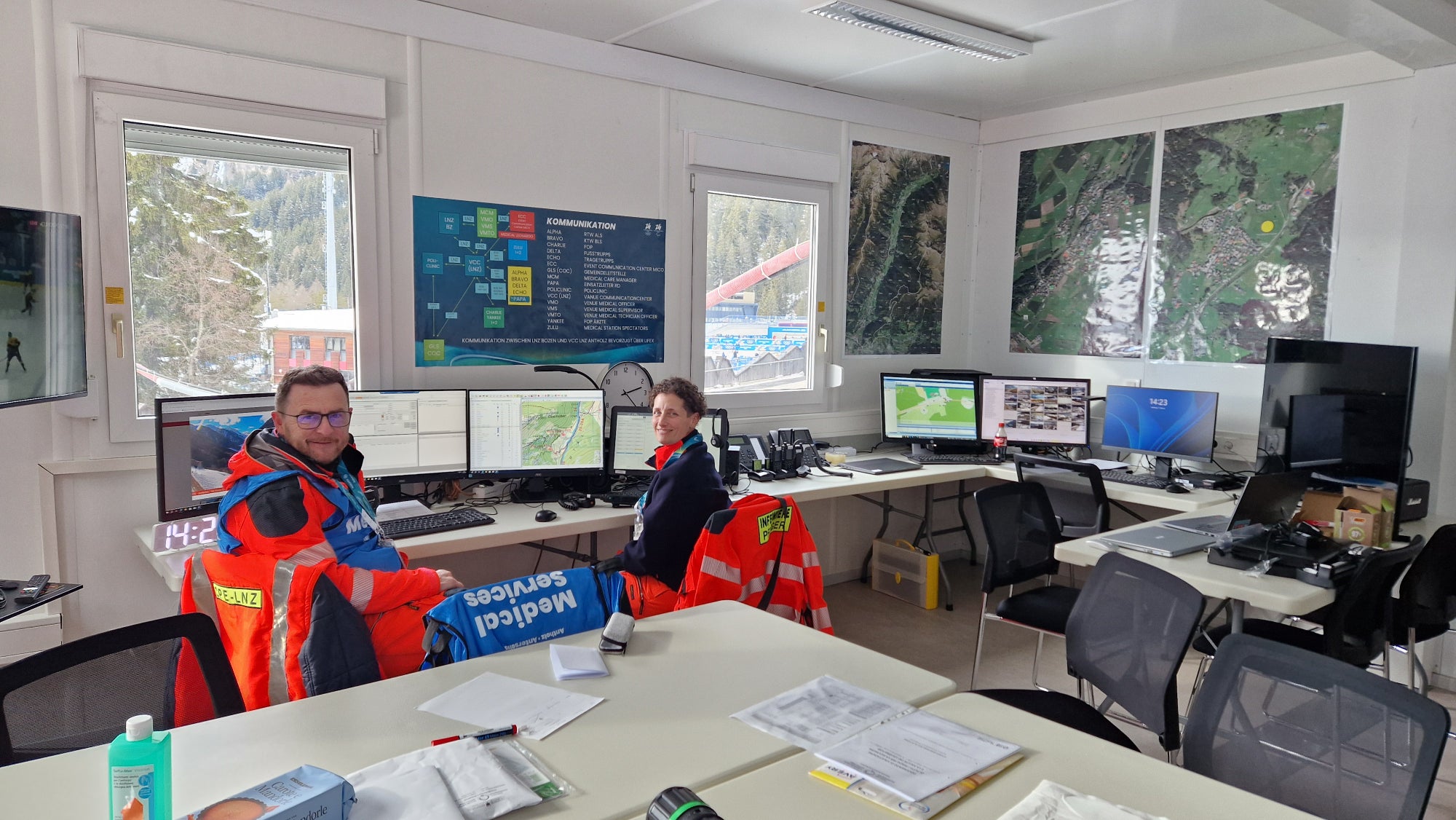 v.l.n.r.: Simon Schrott (Krankenpfleger Landesnotrufzentrale), Kathrin Premstaller (Krankenpflegerin Landesnotrufzentrale)