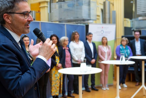 Landeshauptmann und Gesundheitslandesrat Arno Kompatscher begrüßt die neuen Führungskräfte (Foto: LPA/Fabio Brucculeri)