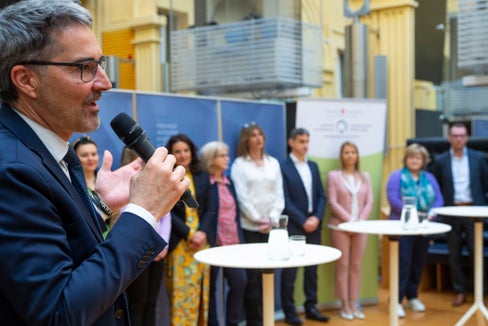 Landeshauptmann und Gesundheitslandesrat Arno Kompatscher begrüßt die neuen Führungskräfte (Foto: LPA/Fabio Brucculeri)