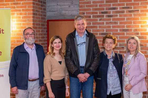Die Fachärztinnen Vera Staffler (Zweite von links) und Viola Gschliesser (ganz rechts) mit Sanitätsdirektor Josef Widmann (Bildmitte), einem Patienten und einer Patientin