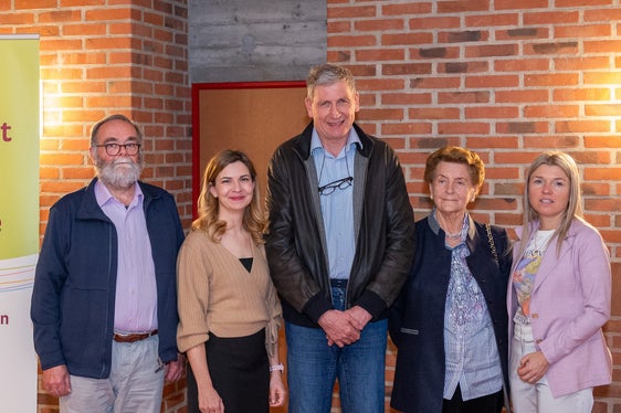 Die Fachärztinnen Vera Staffler (Zweite von links) und Viola Gschliesser (ganz rechts) mit Sanitätsdirektor Josef Widmann (Bildmitte), einem Patienten und einer Patientin