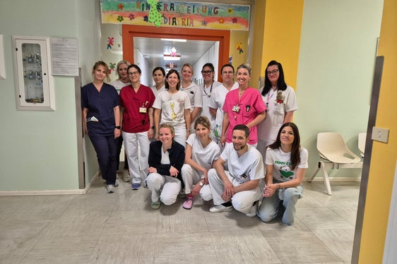 Das Team der pädiatrischen Abteilung Sterzing mit Primarin Micòl Cont und den Lehrerinnen der Spitalschule.
