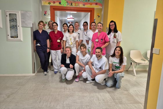 Das Team der pädiatrischen Abteilung Sterzing mit Primarin Micòl Cont und den Lehrerinnen der Spitalschule.