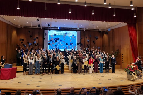 112 Absolventinnen und Absolventen des Universitären Ausbildungszentrums für Gesundheitsberufe Claudiana feiern gemeinsam ihren erfolgreichen Abschluss. (Foto: LPA/Ressort für Gesundheitsvorsorge und Gesundheit)